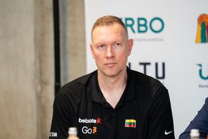 D. Songailos treniruojami jaunieji krepšininkai tikisi geriausio: tikslai tik aukščiausi