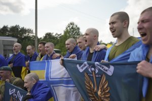 Rusijos žiaurumui ribų nėra: ant išlaisvinto ukrainiečio kūno išdeginta frazė „Šlovė Rusijai“