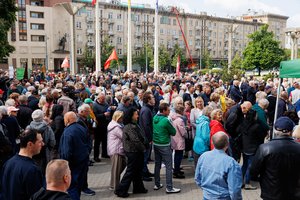 Atėję į NT mokesčio protestą prie Seimo – nusiteikę rimtai: „Mažiau vokit – bus ir gynybai“