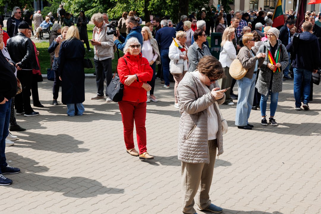 Atėję į NT mokesčio protestą prie Seimo – nusiteikę rimtai: „Mažiau vokit – bus ir gynybai“