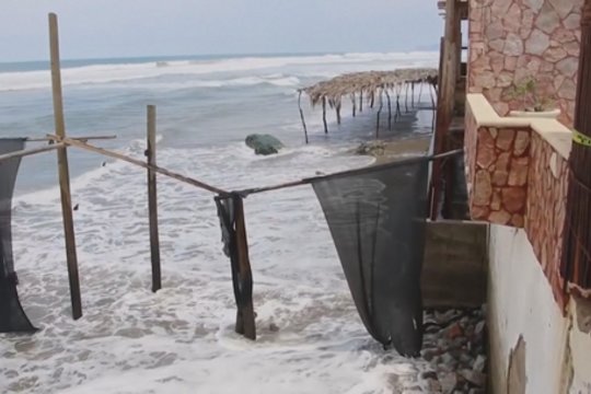 Meksiką užklupo pirmasis sezono uraganas: perspėjama dėl potvynių ir nuošliaužų rizikos