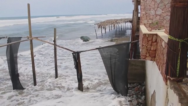 Meksiką užklupo pirmasis sezono uraganas: perspėjama dėl potvynių ir nuošliaužų rizikos
