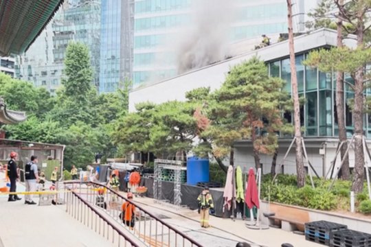 Pietų Korėjoje užsidegė nacionalines vertybes saugantis pastatas: nuostolių pavyko išvengti