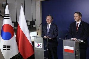 Pietų Korėja „baigia pasirengimą“ sandorio su Lenkija dėl tankų tiekimo sudarymui