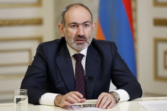 Armėnijos premjeras ragina nušalinti įtakingos bažnyčios vadovą