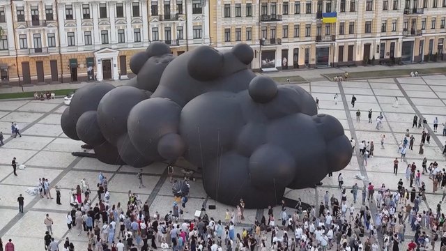 Kyjive įrengta įspūdinga meno instaliacija: žmonėms siunčiama žinutė