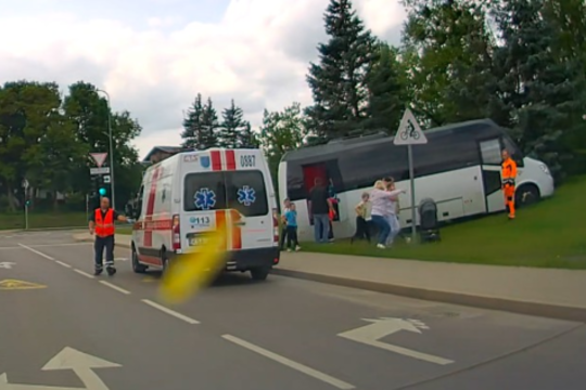 Sutrikus vairuotojo sveikatai Varėnoje nuo kelio nulėkė vaikus vežęs autobusas – sulėkė visos tarnybos