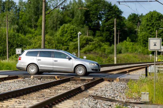 Įspėja bandančius kirsti pervažą prieš traukinį: nepasitikėkite intuicija