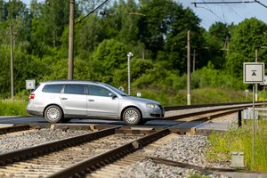 Įspėja bandančius kirsti pervažą prieš traukinį: nepasitikėkite intuicija