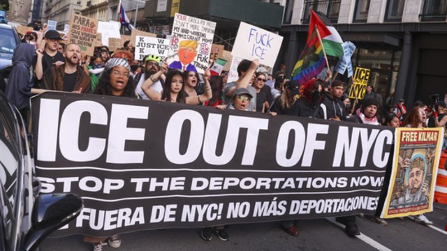 JAV plečiasi protestų banga: Niujorke tūkstančiai protestuoja prieš imigracijos tarnybų reidus