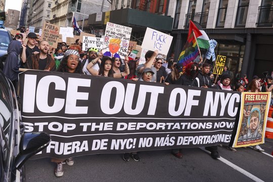 JAV plečiasi protestų banga: Niujorke tūkstančiai protestuoja prieš imigracijos tarnybų reidus