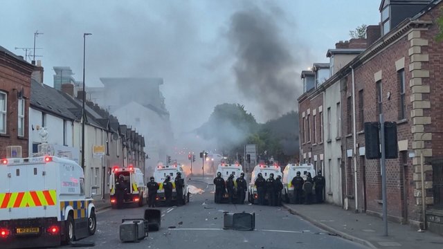 Protestas Šiaurės Airijoje virto į riaušes: į policiją skriejo bombos, apgadinti namai