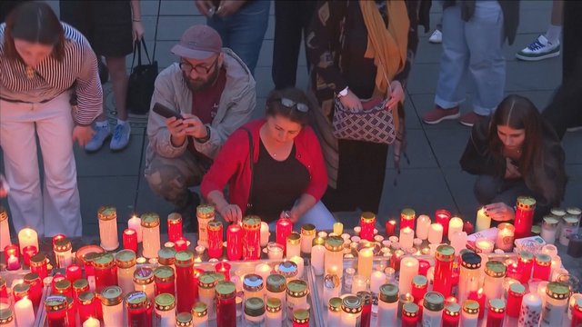 Po šaudynių mokykloje Austriją užtvindė gedulingos nuotaikos: aikštėje – ašaros ir šimtai žvakučių