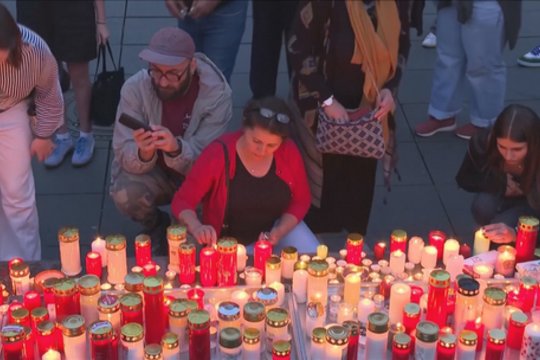 Po šaudynių mokykloje Austriją užtvindė gedulingos nuotaikos: aikštėje – ašaros ir šimtai žvakučių