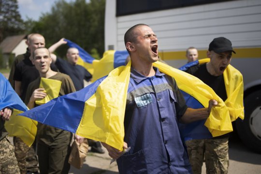 Tęsiasi belaisvių mainai: į Ukrainą grįžo sužeistieji ir jaunesni nei 25 metų asmenys