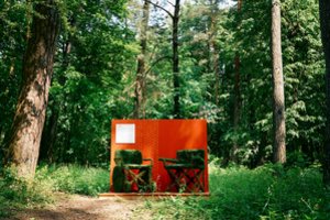 Ne tik avarija gali pasodinti į neįgaliojo vežimėlį – įspėja meninė instaliacija Vingio parke