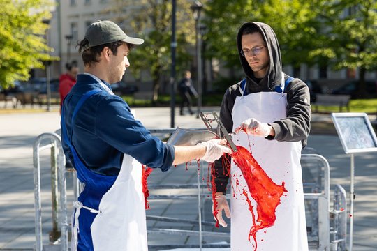 Dar vienas „Tuščių narvų“ protestas prieš VMVT: siekia stabdyti paršelių kastraciją be nuskausminamųjų