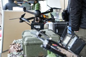 Vyriausybė: dronus „kamikadzes“ ir prieštankines minas galima įsigyti be viešųjų pirkimų