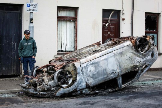 Tęsiantis neramumams, Šiaurės Airijos policija kritikuoja neapykantos pakurstytą minios valdžią