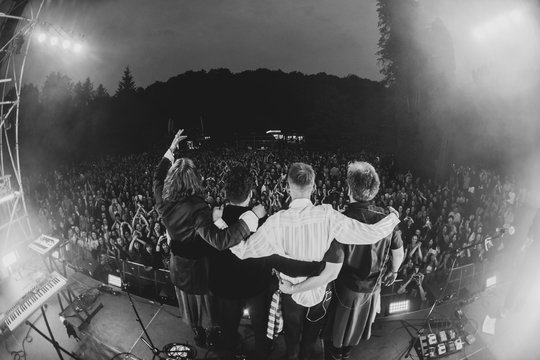 Nugriaudėjo didžiausias iki šiol grupės „Abudu“ koncertas: dvi valandos muzikos, staigmenų ir tūkstančiai klausytojų