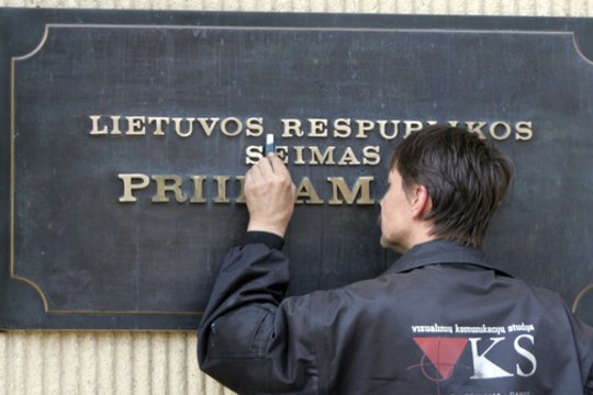 Rekordas po Seimo iškabos vagystės: nusikaltimas – naktį, į kalėjimą – jau kitą dieną