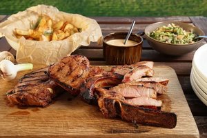 Paprasčiau nei šašlykai – jokių masažavimų ir svogūnų pjaustymo: taip iškepta sprandinė – tikra šventė!