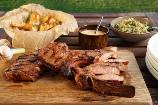 Paprasčiau nei šašlykai – jokių masažavimų ir svogūnų pjaustymo: taip iškepta sprandinė – tikra šventė!