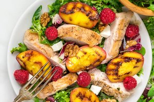 Vitaminų ir skonio užtaisas lėkštėje: grilyje keptų persikų salotos su vištiena