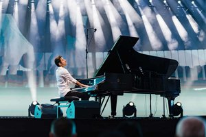 Į Vilnių sugrįžta Peteris Bence'as: virtuozas, kurį seka Hansas Zimmeris, o įkvepia Freddie Mercury