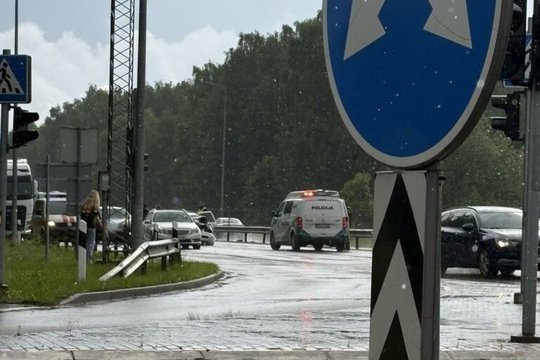 Masinė avarija A6 kelyje sutrikdė eismą – susidūrus 4 automobiliams, ėmė formuotis kamštis Karmėlavos link