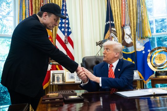 Po audringos kritikos – susitaikymo ženklai tarp E. Musko ir D. Trumpo