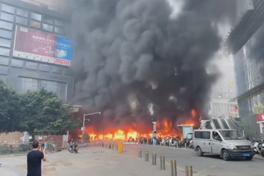 Nelaimė Kinijoje: užsiliepsnojo motociklų stovėjimo aikštelė