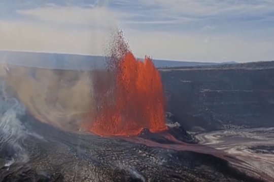 Havajuose – įspūdingas Kilauėjos šou: lava pasiekė daugiau nei 100 metrų aukštį