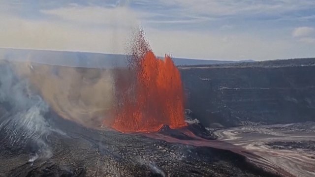 Havajuose – įspūdingas Kilauėjos šou: lava pasiekė daugiau nei 100 metrų aukštį