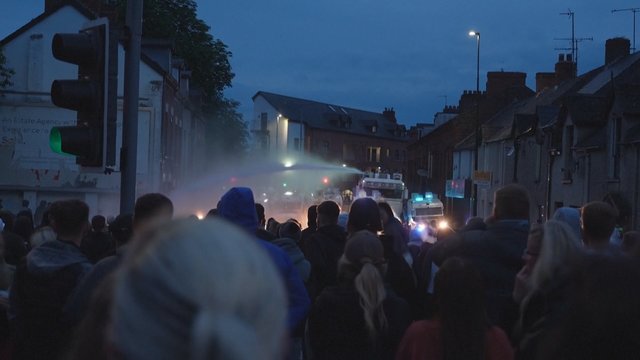 Riaušės Šiaurės Airijoje neslūgsta: policija kovoja su smurto protrūkiais