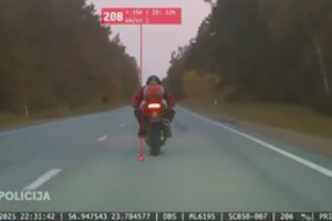 Latvijos policija paviešino vogto motociklo gaudynių vaizdus: spruko daugiau nei 200 km/val. greičiu