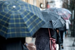 Net ir lietingą vasarą mūsų odai ir plaukams iššūkių nestinga: kaip reikėtų keisti grožio rutiną?