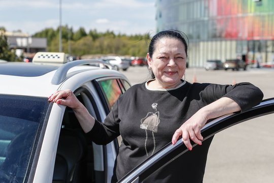 Bebaimę šiaulietę taksistę vadina geležine ledi: moters naktinio darbo nuotykiai – kaip iš trilerio