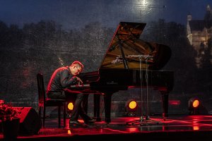 Penktadienio vidurnaktį Lukiškių aikštėje – maestro Petro Geniušo rečitalis