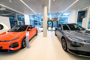 „XPeng“ pristato proveržį elektromobilių rinkoje: išmanaus visureigio įkrovimas trunka vos 12 minučių