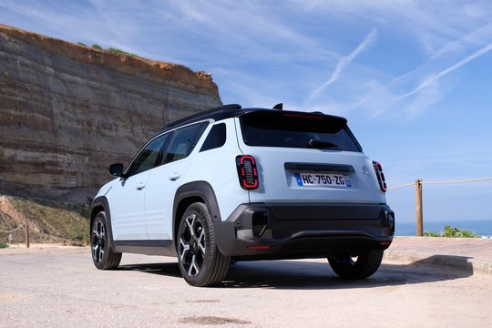 2025 m. „Renault 4 E-Tech“ testas: ar šis elektrinis retro SUV pateisins viltis