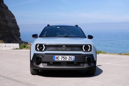 2025 m. „Renault 4 E-Tech“ testas: ar šis elektrinis retro SUV pateisins viltis