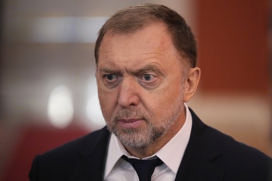 Žurnalistinis tyrimas atskleidė rusų oligarcho suktumą: karinę gamyklą „pardavė“ kirpėjui