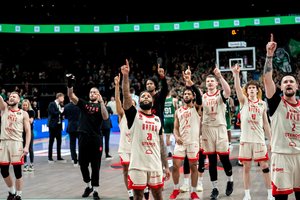 Kaunas nusidažė juodai-raudonai – po dviejų pratęsimų „Žalgirį“ patiesęs „Rytas“ pergalingai pradėjo titulo gynybą