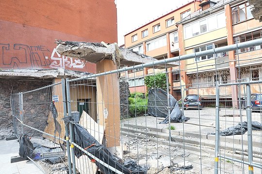 Griuvena Vilniaus centre dega ir pūva, bet jos liesti negalima – tokios taisyklės