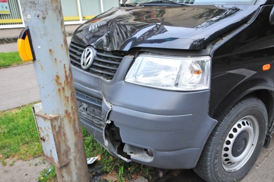 Prienų rajone automobilis nulaužė elektros stulpą
