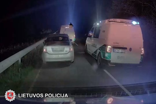 Naktinės automobilio gaudynės Trakų rajone: piktybinį pažeidėją padėjo sulaikyti „ežys“
