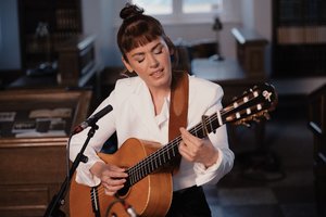 Katie Melua sugrįžta į Lietuvą: vasarą koncertuos su orkestru