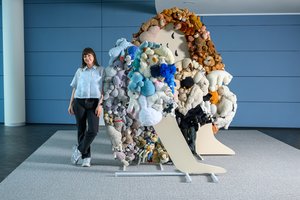 Senų pliušinių žaislų instaliacija Vilniaus oro uoste: tylus, bet galingas kvietimas pamatyti vaiką