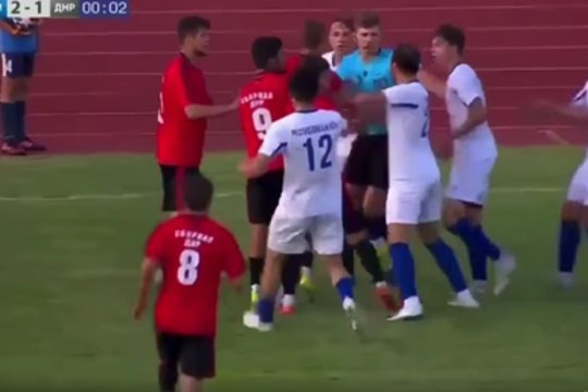 Draugiškas mačas tarp nepripažintų Krymo ir Donecko rinktinių baigėsi nedraugiškai – muštynėmis